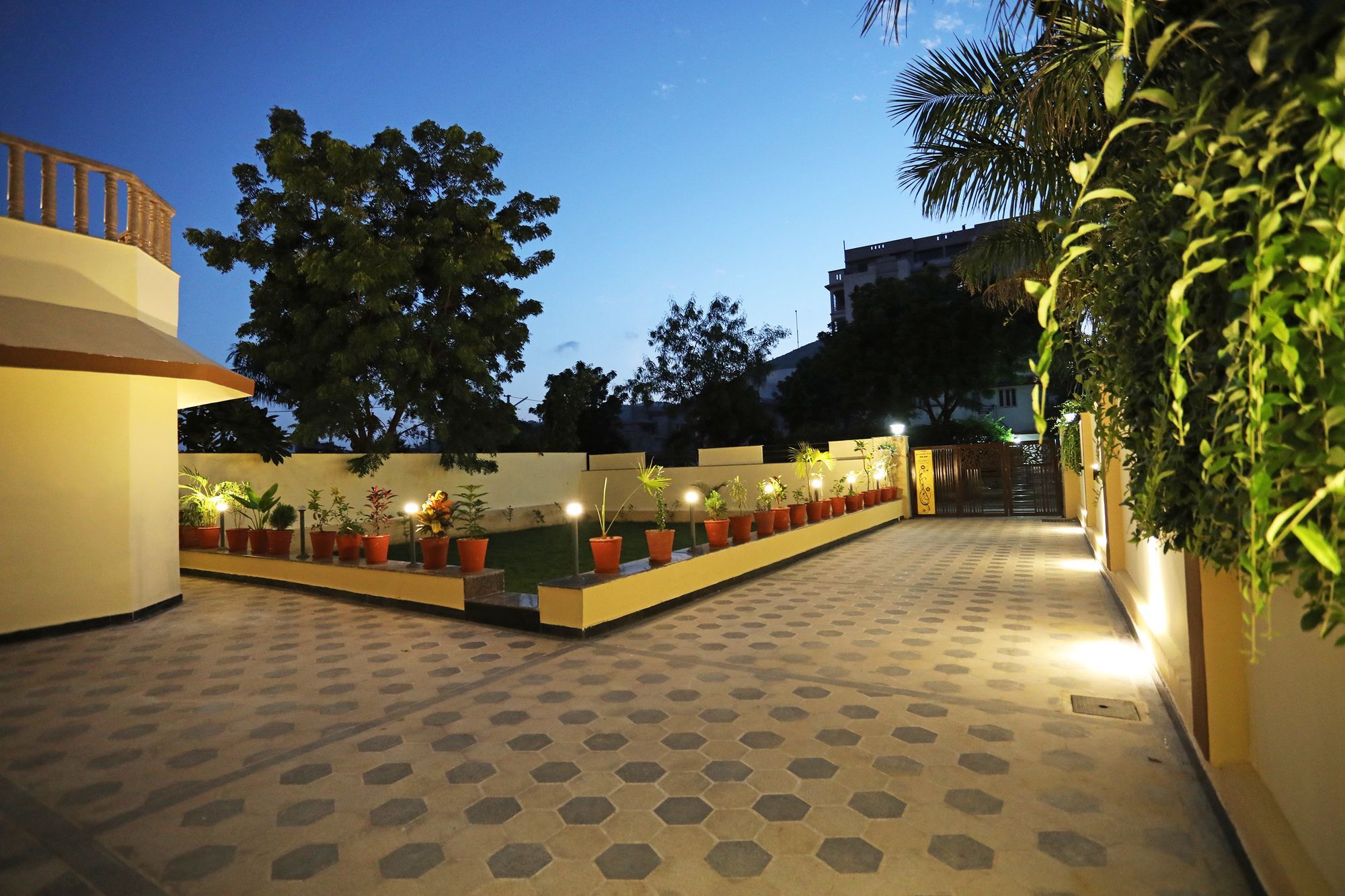 Oyo 9428 Hill View Room Goverdhan Vilas Udaipur Exterior photo